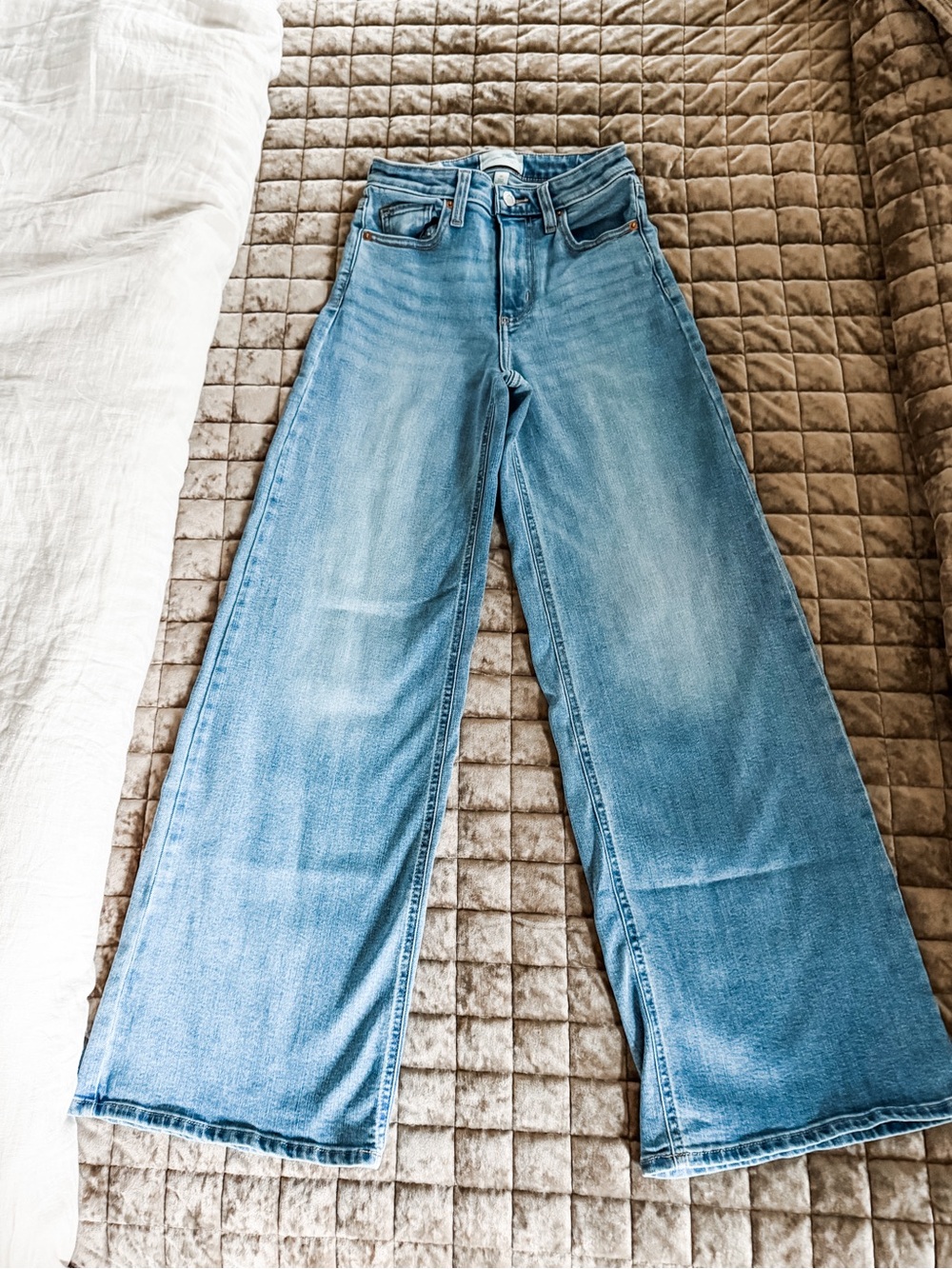 Universal Thread High Rise Everyday Wide Leg Jean, Size 4R